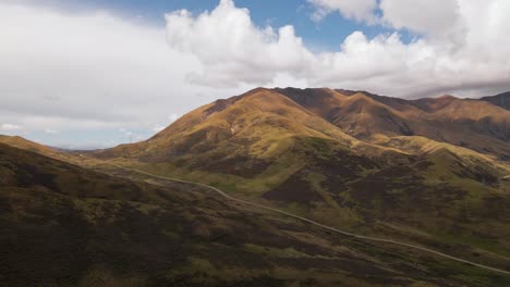 Aerial-shot-of-the-picturesque-Mackenzie-Pass-mountain-road-in-sunny-Canterbury,-New-Zealand