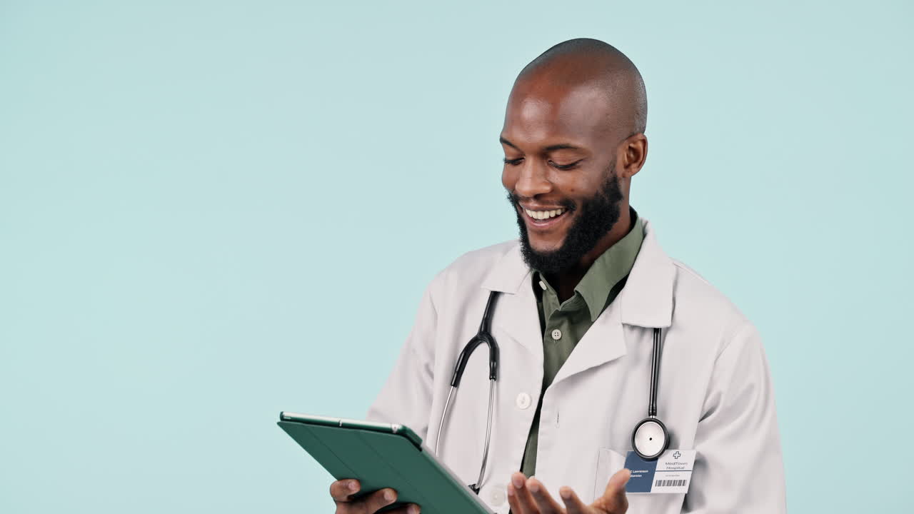 Uomo nero felice, medico e tablet in ricerca
