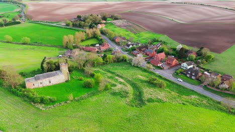 Luftaufnahmen-Einer-Drohne-Von-Einem-Kleinen-Dorf-Namens-Burwell-In-Lincolnshire-Im-Vereinigten-Königreich