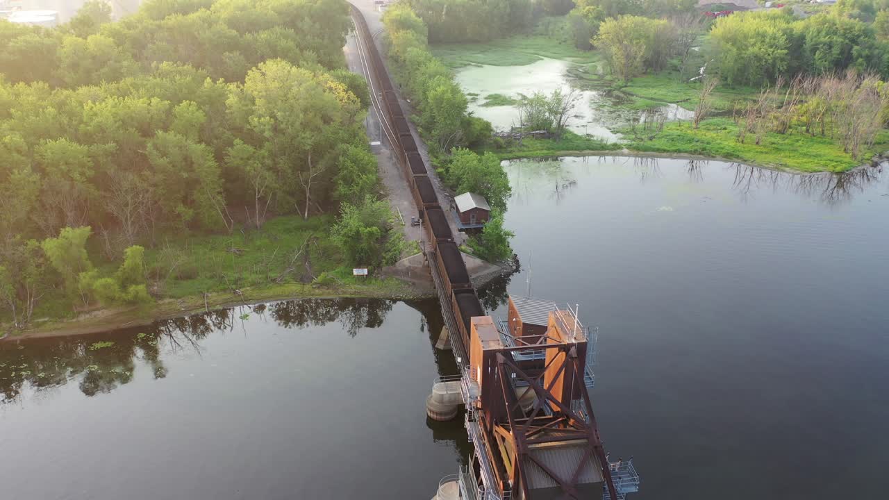 해가 뜨고 해가 지면 강을 가로지르는 녹은 열차 다리