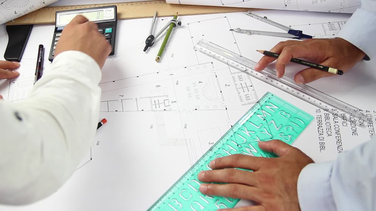 arquitecto usando regla y lápiz en el papel