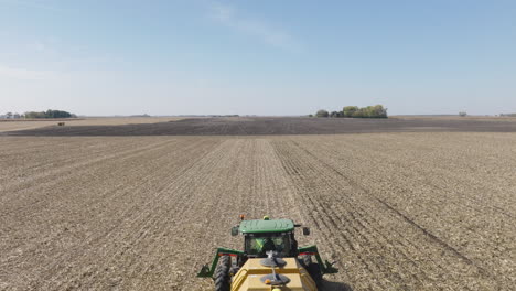 tractor tirando de la tira hasta la máquina para prepararse para la siembra, antena