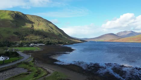 Luftaufnahme-Der-Connemara-Schleife,-Leenane,-Ein-Malerischer-Und-Malerischer-Ort-Im-Westlichen-Teil-Irlands,-Bekannt-Für-Seine-Atemberaubenden-Landschaften-Und-Charmanten-Dörfer