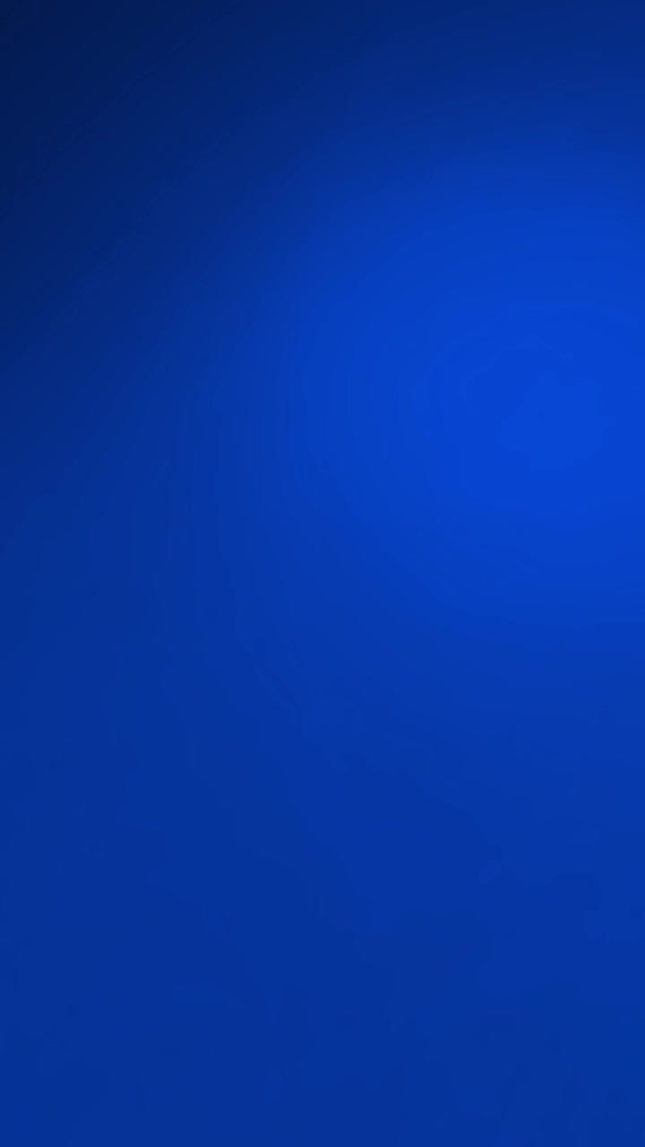 Un'ampia e morbida perdita di luce blu e bianca si diffonde sullo schermo. Perfetto per creare un effetto overlay o una transizione delicata, pulita o suggestiva, in formato verticale