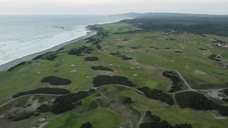 Campo-De-Golf-De-Estilo-Scotland-Links-En-La-Costa-De-Bandon,-Oregon---Antena