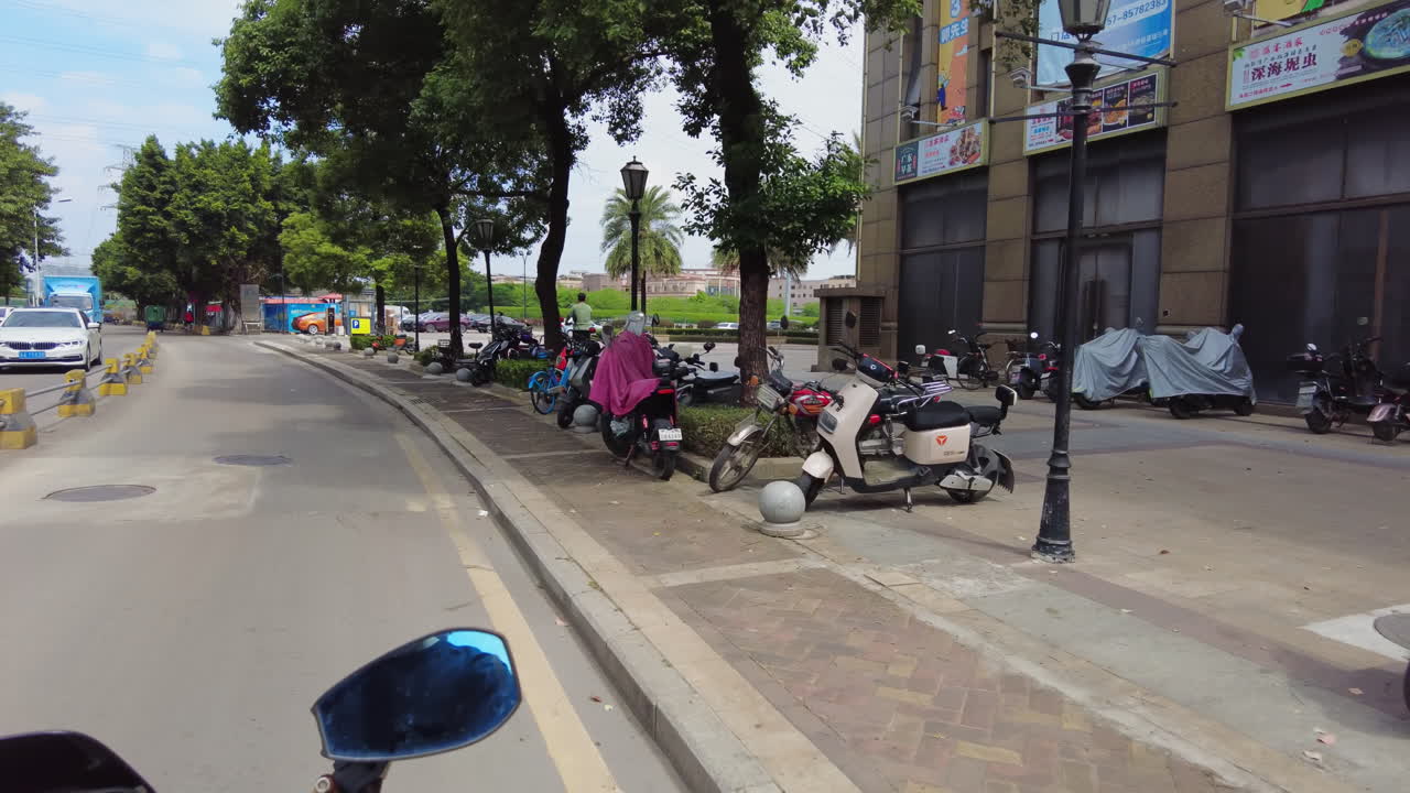 주차장 및 교통을 가진 도시 거리 장면