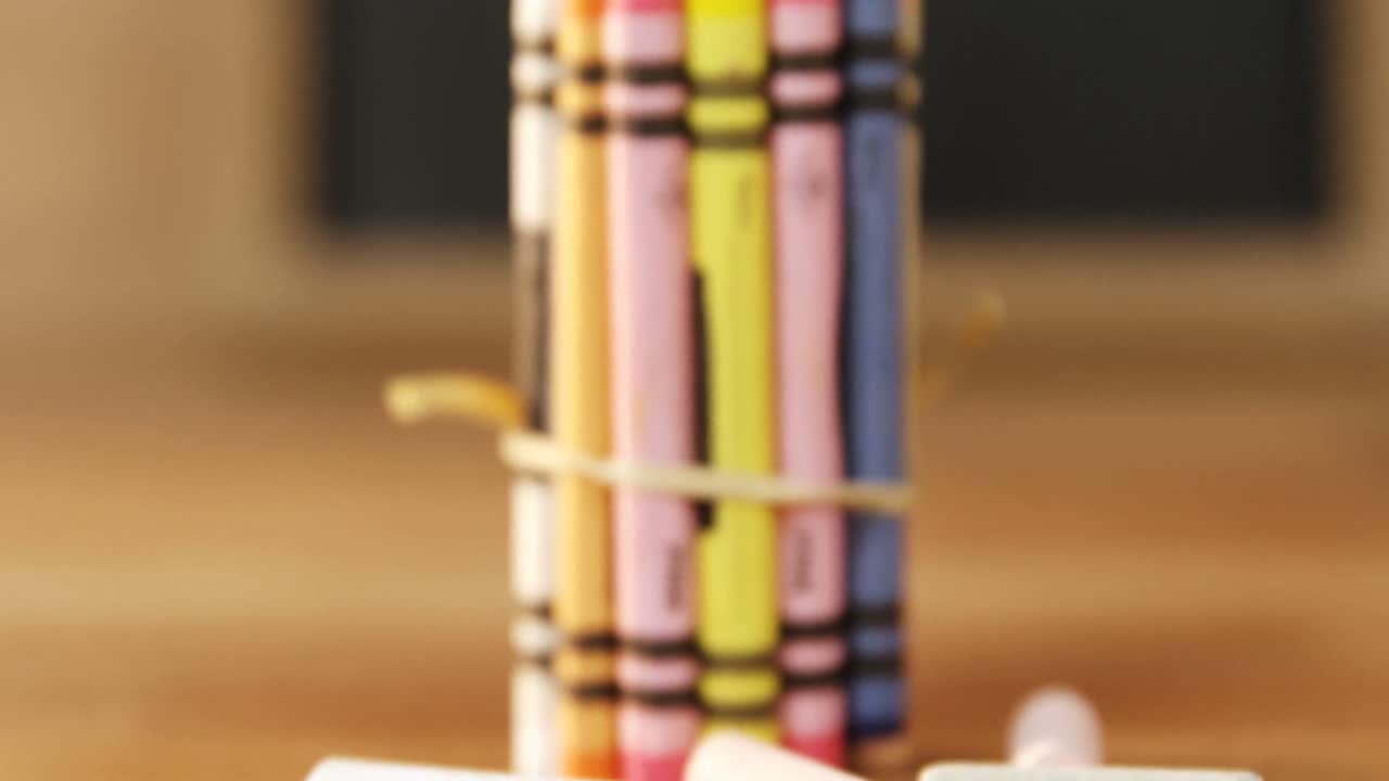 primer plano de lápices de colores y tiza