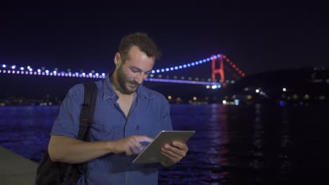 Nachdenklicher-Mann,-Der-Nachts-Ein-Tablet-Benutzt.