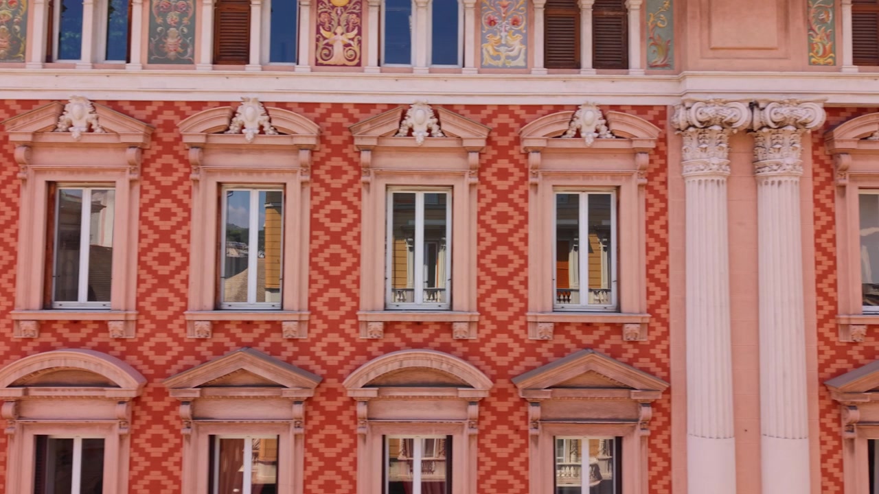Drone percorre a fachada ricamente decorada de um palácio histórico em Gênova, Itália.
