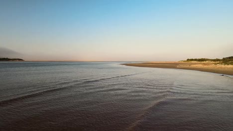 Küstenlagune,-Muscheliges-Wasser,-Ruhige-Landschaften,-Malerische-Aussichten,-Küstenruhe-Und-Atemberaubende-Naturwunder-–-Drohnenaufnahmen-Der-Kei-Mouth-Mündung,-Südafrika