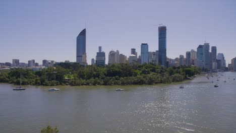 coches que viajan a la ciudad de brisbane a través del puente captain cook