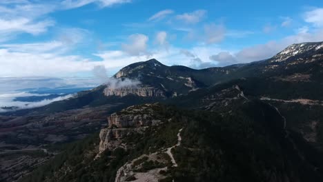 Vistas-Aéreas-De-Un-Lago-En-Los-Prepirineos-En-Cataluña-Con-Hermosas-Montañas-Que-Lo-Rodean