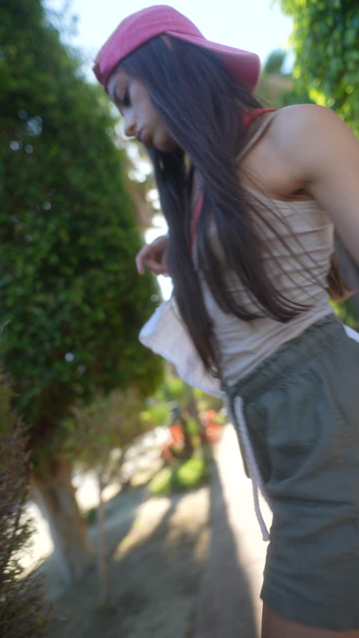 mujer joven al aire libre en traje casual de verano