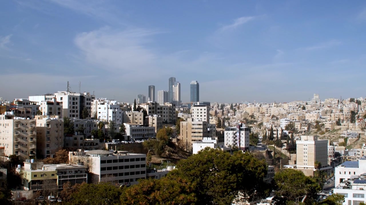 Grattacieli moderni e architettura contemporanea del quartiere centrale di Amman al tramonto. Sviluppo urbano, centro finanziario, crescita e vista del paesaggio urbano della capitale in Giordania, Medio Oriente.