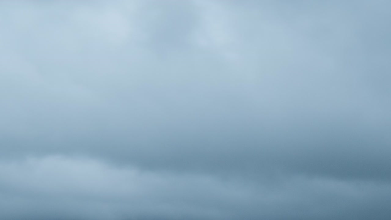 nubes en capas frías y oscuras. lapso de tiempo