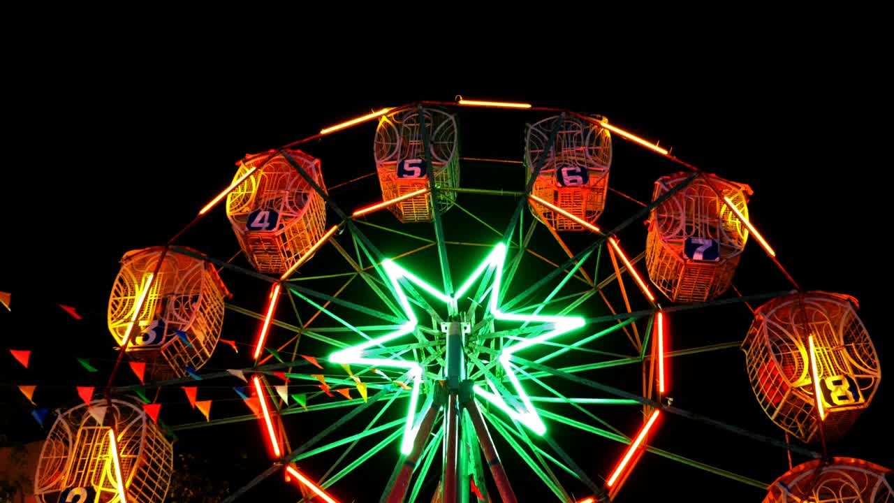 밤 시장에서 태국 페리스