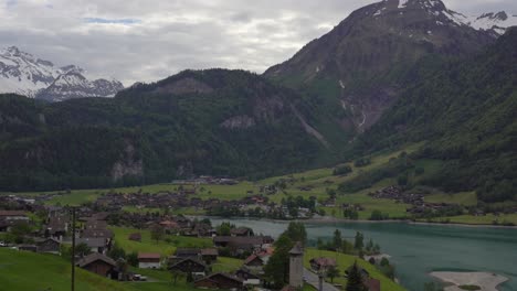 Lungernsee-Mit-Bergen-Im-Hintergrund,-Zeitraffer