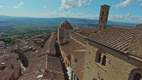 Antena-Rápida-Sobre-La-Ciudad-Amurallada-De-Volterra,-Provincia-De-Pisa,-Italia