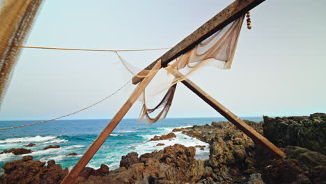 vista panorámica de la hermosa costa rocosa volcánica en tenerife, islas canarias, españa. vista del océano turquesa y las olas que aplastan las rocas.