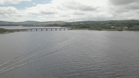 Lancha-A-Toda-Velocidad-En-El-Lago-Blessedton-En-Wicklow,-Irlanda-En-Un-Día-Nublado