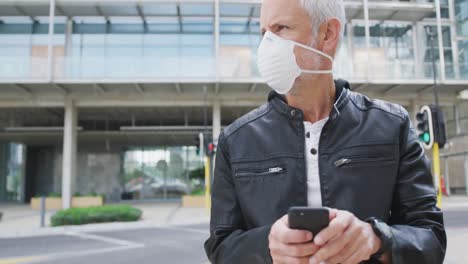 Kaukasischer-Mann,-Der-Auf-Der-Straße-Unterwegs-Ist-Und-Eine-Gesichtsmaske-Gegen-Coronavirus-Trägt