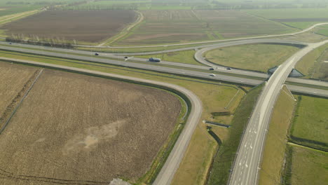 Luftaufnahme-Der-Verkehrsstraße-Während-Des-Sonnentages-In-Polen