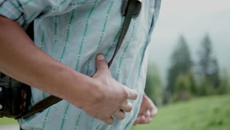 de cerca, hombre con ropa informal con mochila haciendo senderismo al aire libre en un sendero de montaña