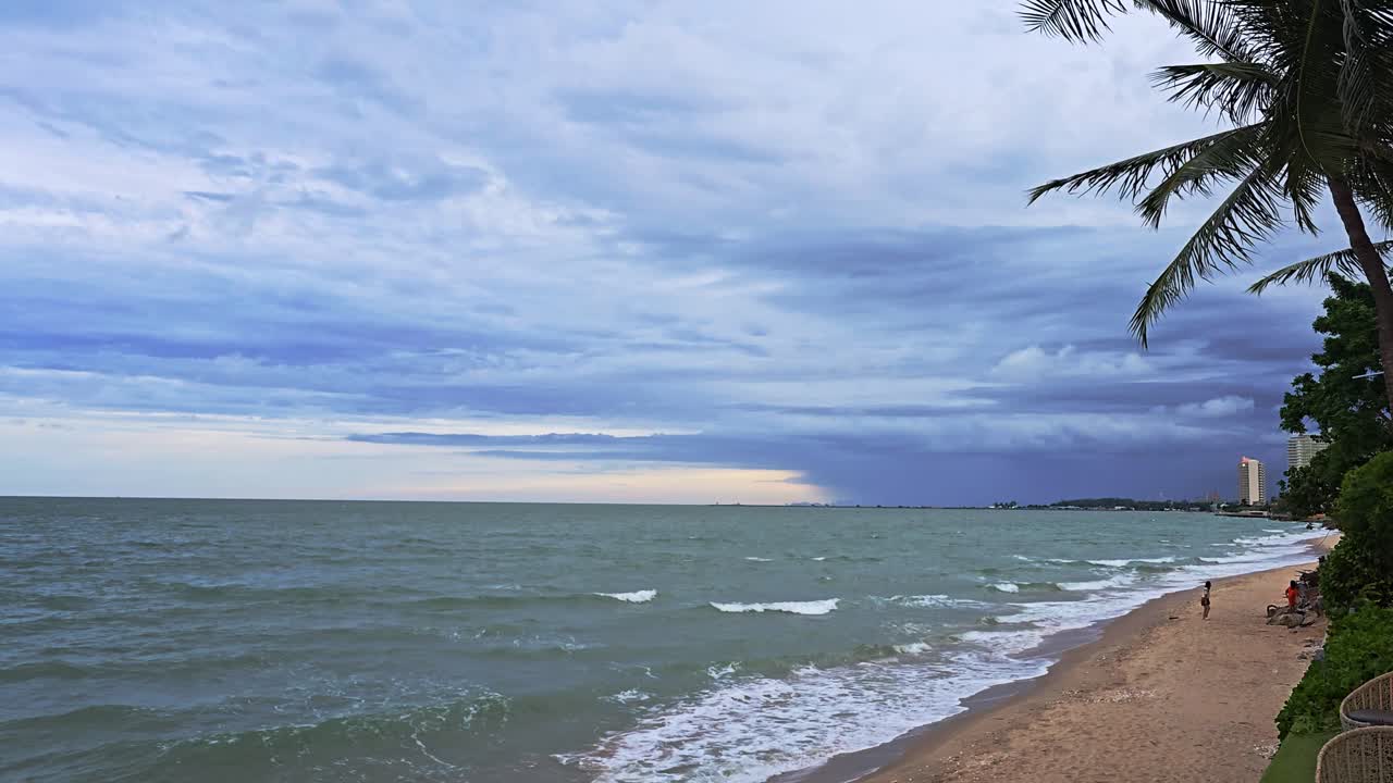 Maltempo Sulla Spiaggia di Cha Am con Nuvole Scure all'Orizzonte a Phetchaburi, Thailandia.