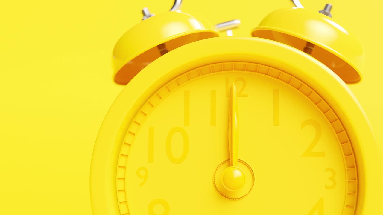 알람 시계는 노란색으로 12시에 알람을 니다.