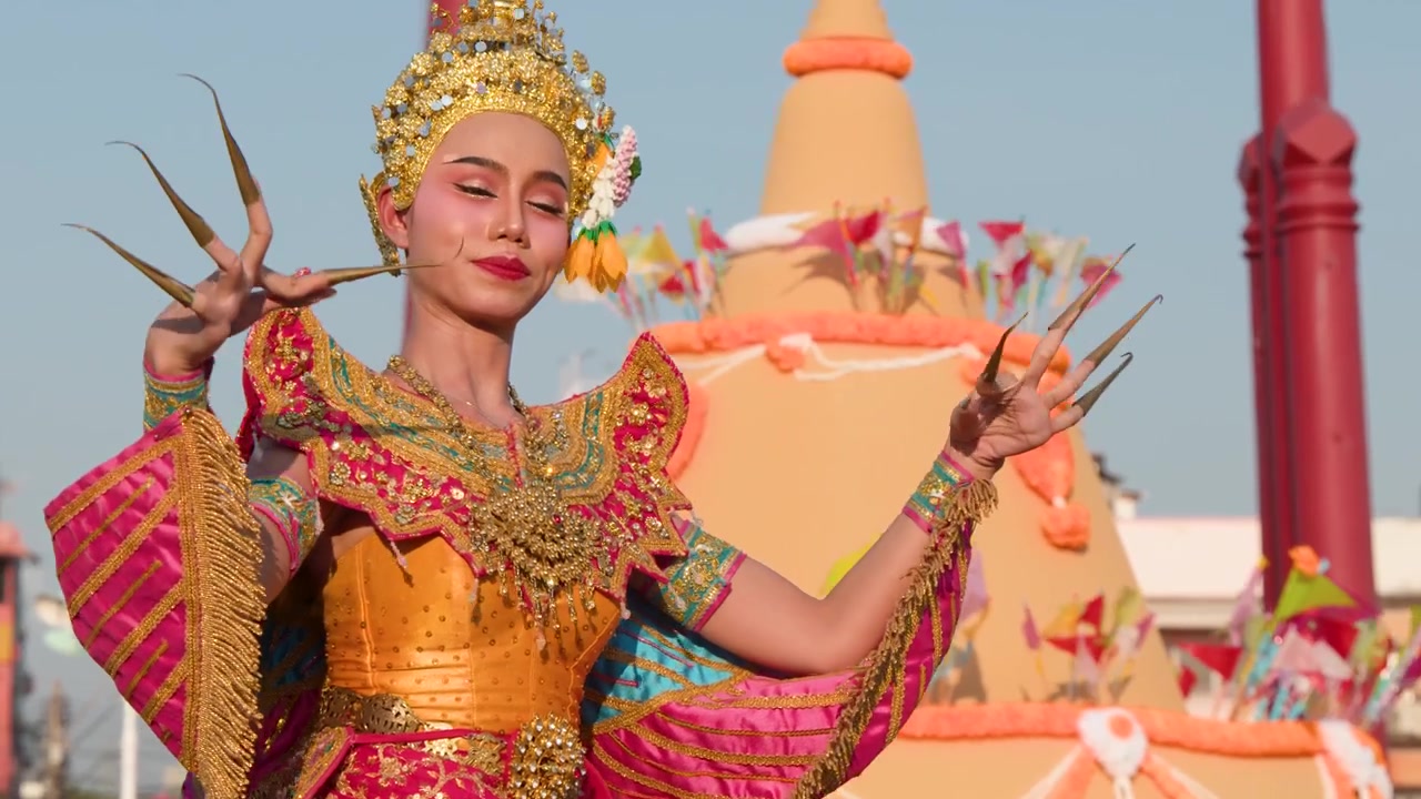 Một vũ công Thái Lan trong trang phục vàng lộng lẫy biểu diễn các điệu múa Manohra truyền thống ngoài trời dưới ánh nắng chói chang