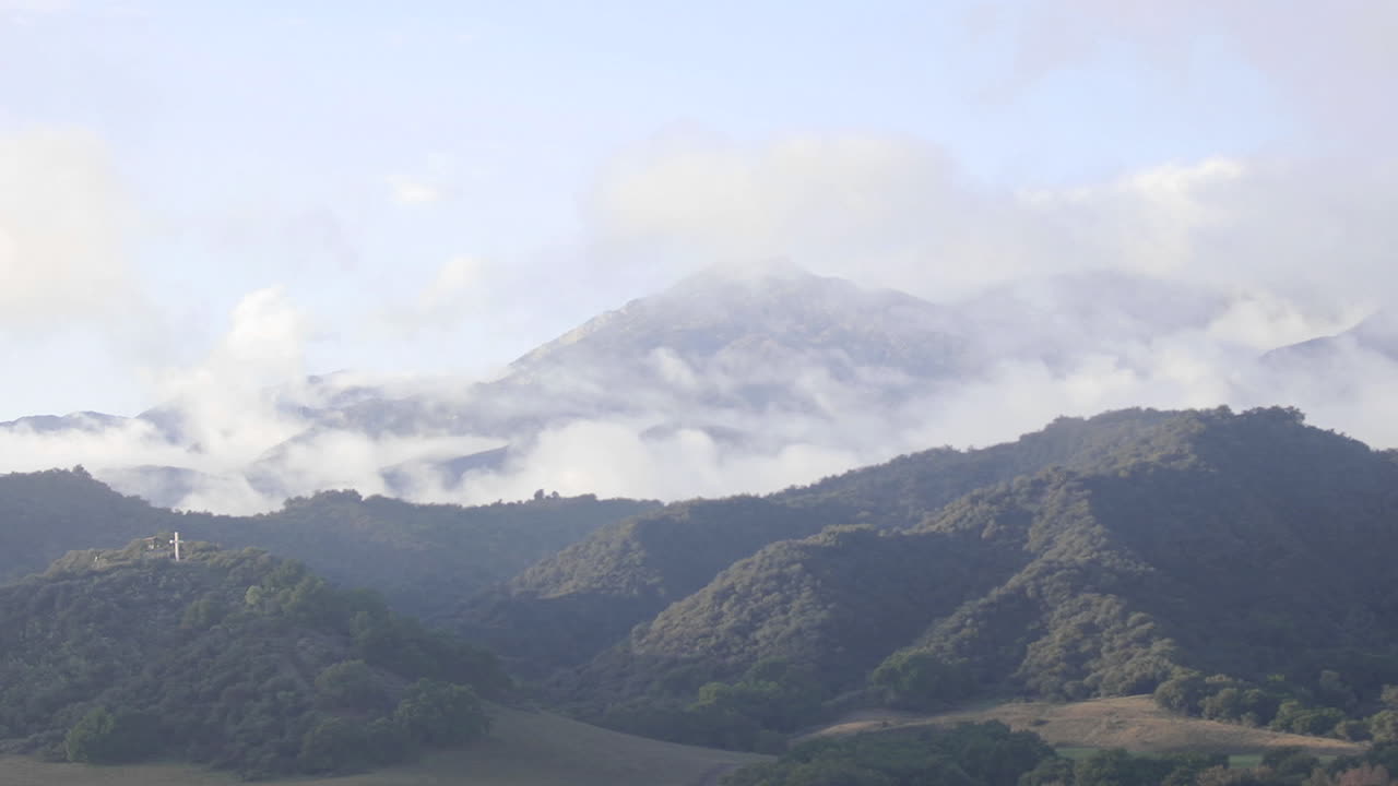 Video selang waktu badai yang mereda melintasi Pegunungan Santa Ynez di atas Oak View California.