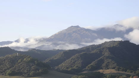 在加州奧克景區上方的聖塔伊內斯山脈上空的暴風雨清理時間