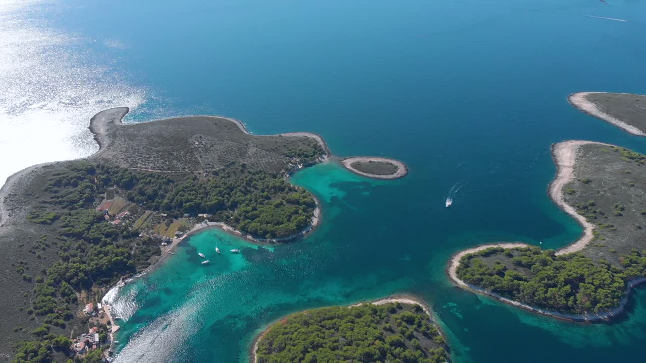 Tropisk lagune på de dalmatiske øyene i Kroatia