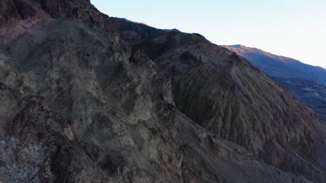 la toma orbital de un dron revela la belleza de las montañas negras y las paredes del cañón