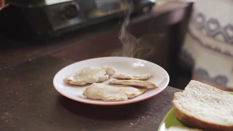 Chica-Cocinando-En-Una-Cocina-Minimalista