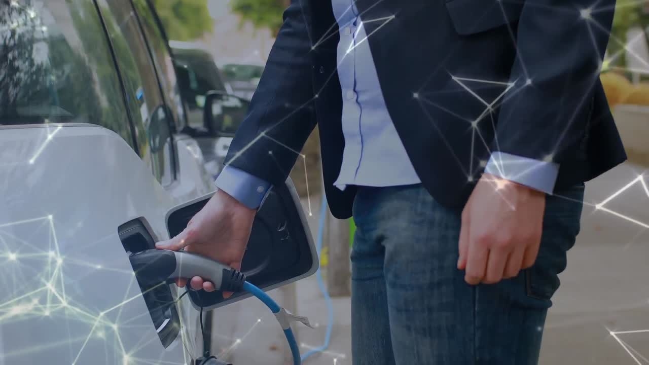 Uomo che ricarica un'auto elettrica con una rete di connessioni in movimento.