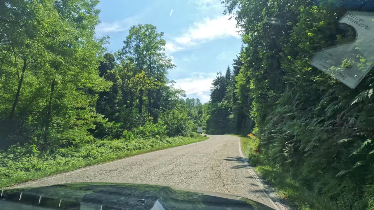 monforte d'alba 근처의 포도원 언덕을 탐험합니다.