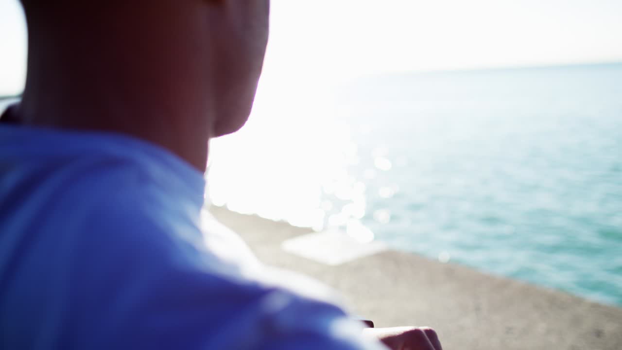 클로즈업 (close up) 인종적 남성 스포츠 워치 (sun flare)