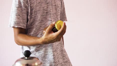 joven haciendo café con café en polvo