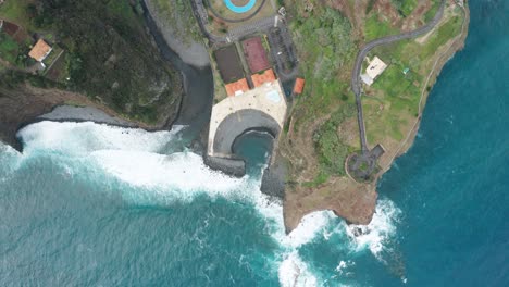 Steile-Küstenlinie-Von-Faial-Mit-Künstlichem-Strand-Und-Flussmündung,-Die-Im-Atlantik-Endet