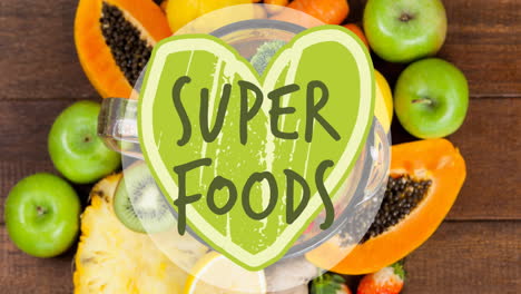 banner de texto de super alimentos contra varias frutas en superficie de madera