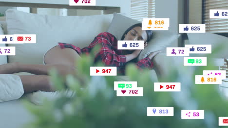 소파에서 자고 있는 두 인종의 여성에 대한 미디어 아이콘의 애니메이션