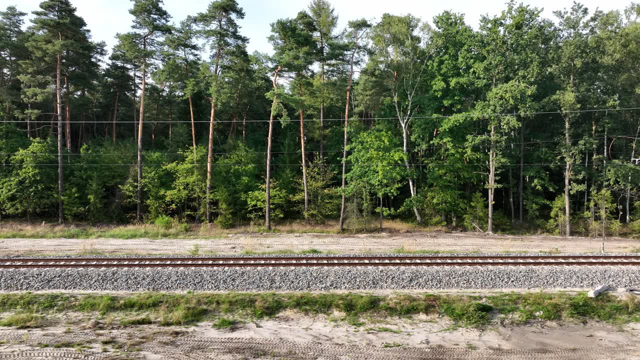 드론 은 숲의 배경에 철도 노선을 촬영합니다.