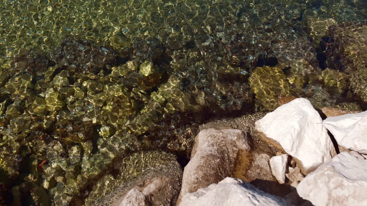 крупным планом скалы и камни на берегу моря 3