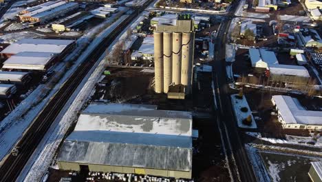 inclinación aérea hacia abajo empujar a la torre de agua iluminada por una luz brillante en un día nevado