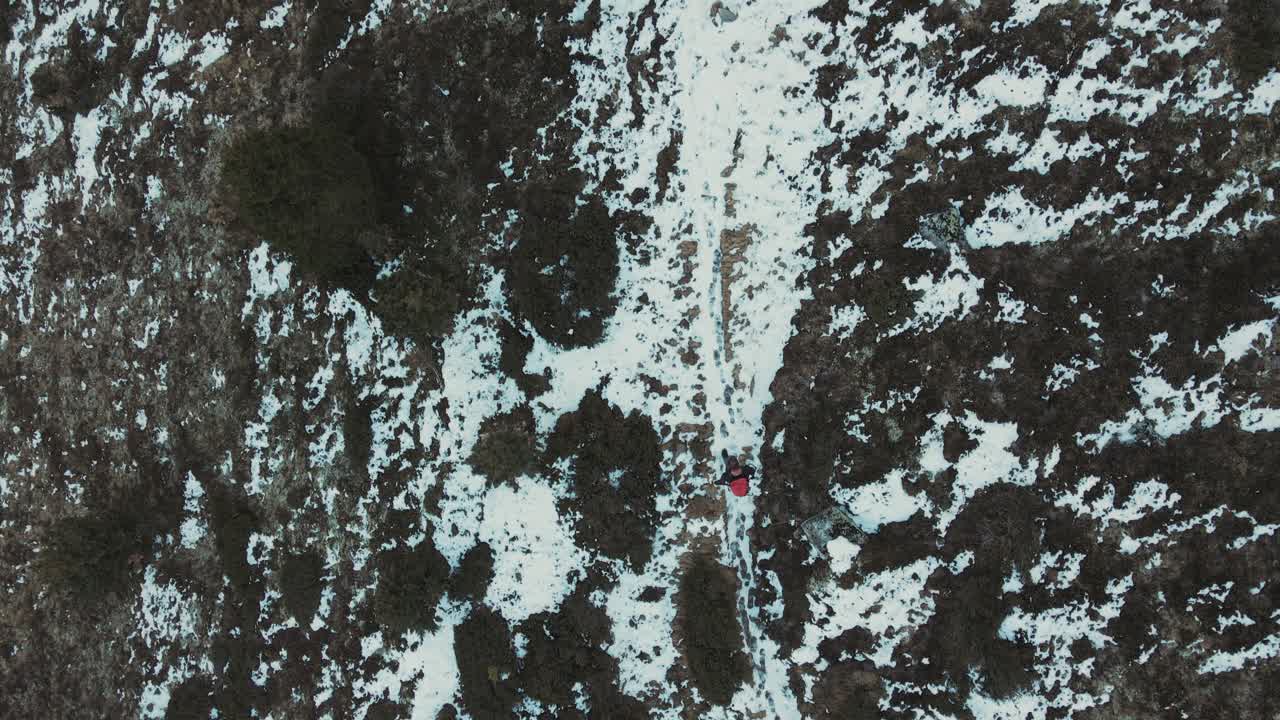 excursionistas en una ruta de senderismo filmada desde arriba - imágenes de drones
