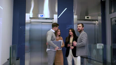 compañeros de trabajo hablando en la oficina