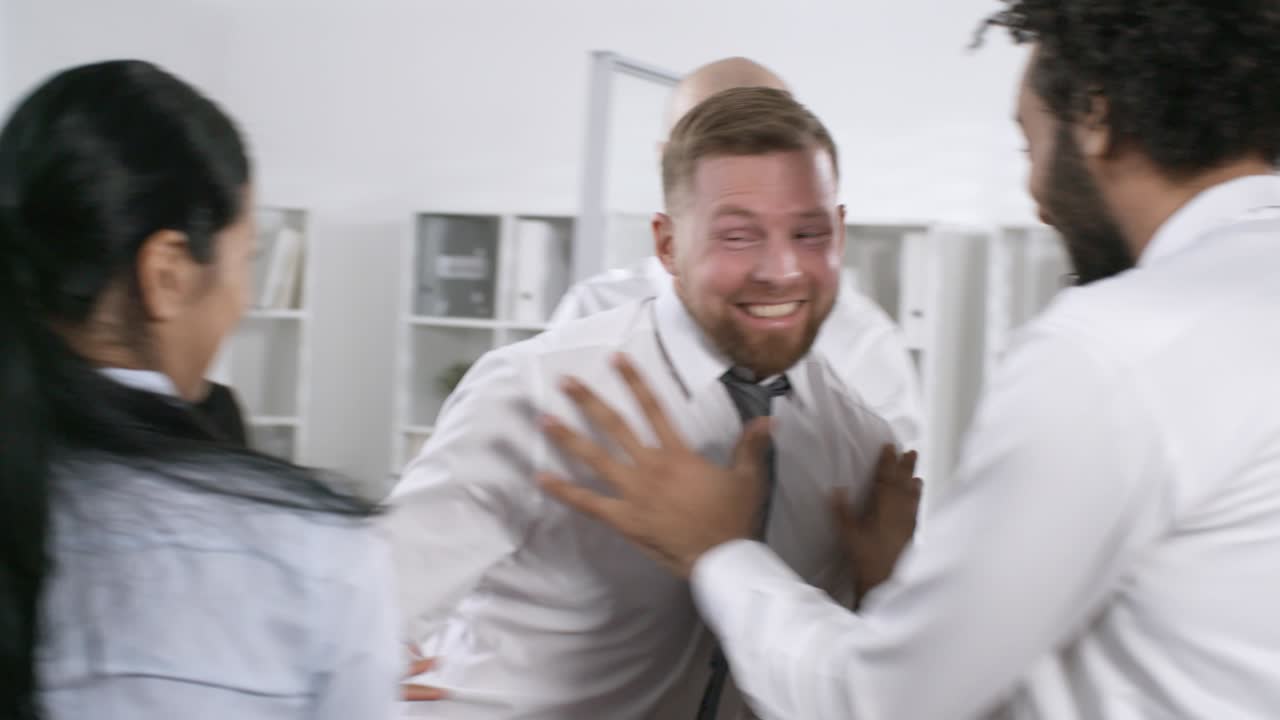 hombres de negocios riendo y jugando al juego de la confianza en la oficina