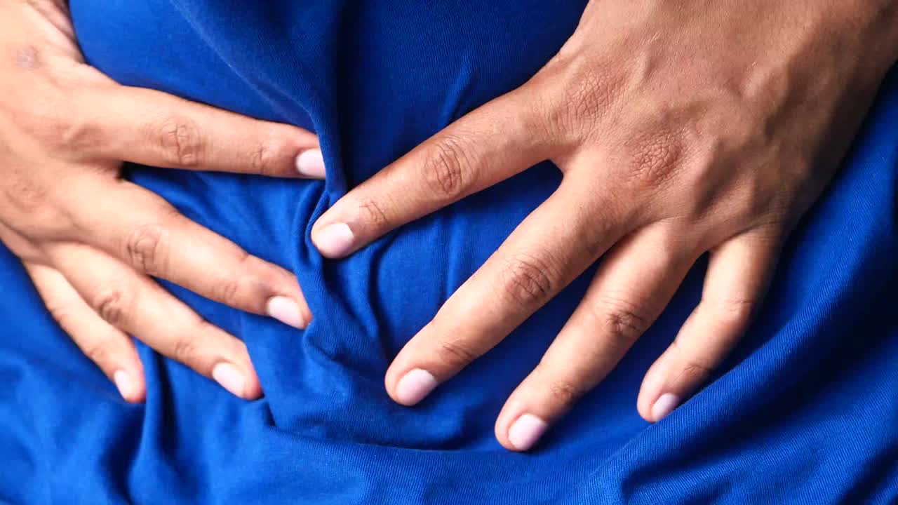 persona que experimenta dolor de estómago