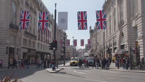 Regent-Street-Vom-Piccadilly-Circus-In-London,-Großbritannien-Aus-Gesehen,-Geschmückt-Mit-Fahnen